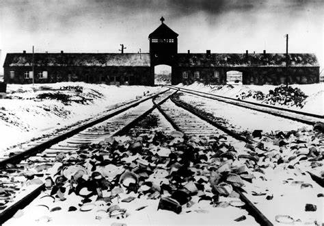 Foto vom Torhaus des KZ Auschwitz-Birkenau, Aufnahme kurz nach der Befreiung 1945. Aufnahme Stanisław Mucha (https://de.wikipedia.org/wiki/KZ_Auschwitz)