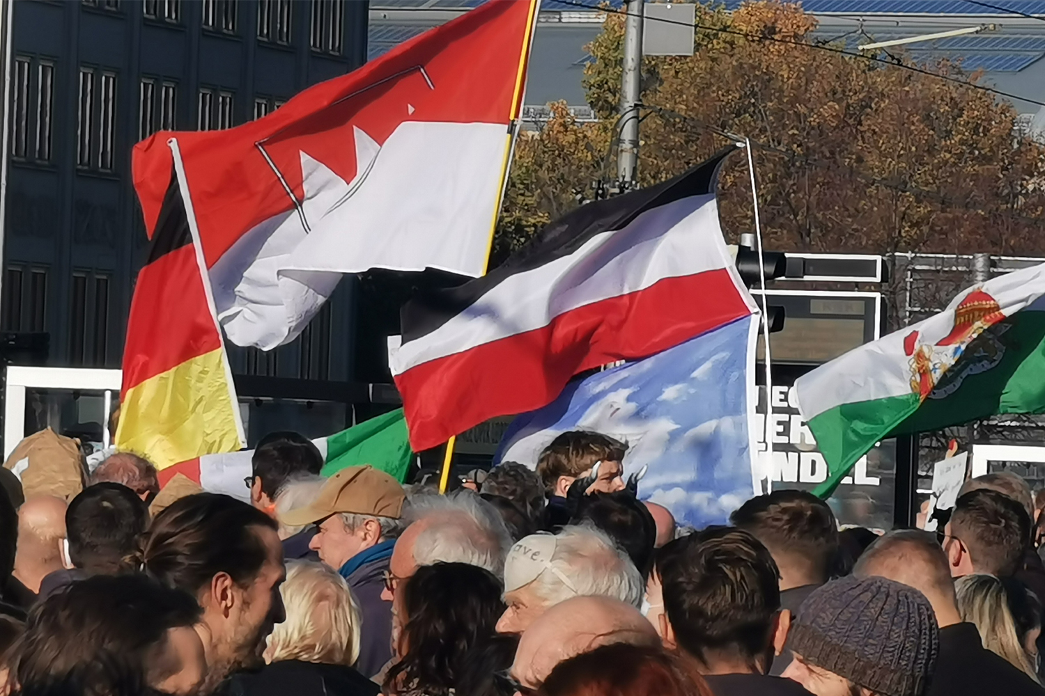 Es war nicht die einzige Reichsflaggen an diesem Tag, die sich unter das demonstrierende Querdenker-Volk mischte. © M. Lindner